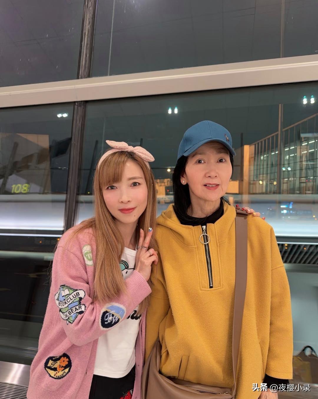 68岁陈美琪在机场被偶遇，她的穿衣打扮太时尚了，即使年龄大了也紧跟潮流。她真人看