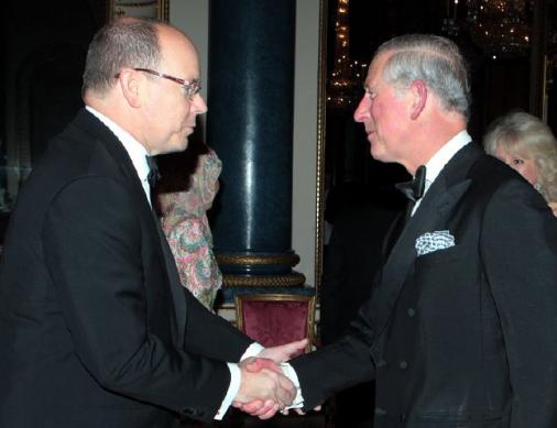 74岁的查尔斯三世和68岁的阿尔贝二世再聚首，如今两人都老了。
欧洲王室之间的关