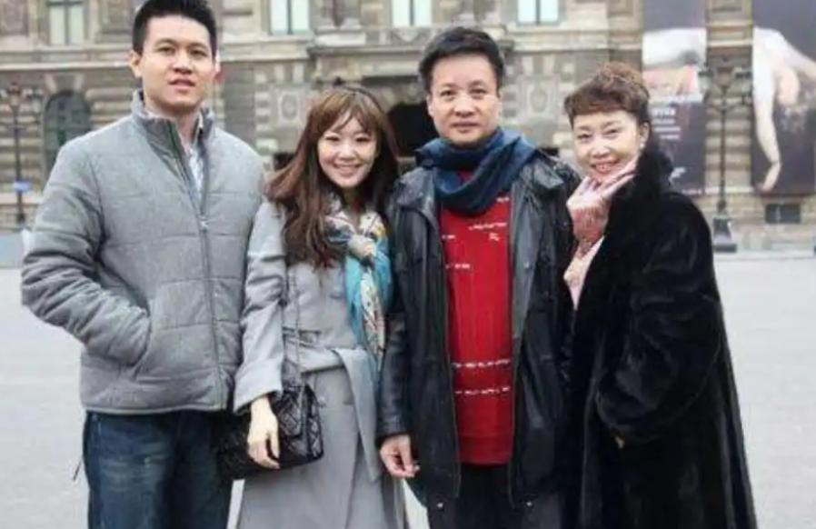 前外长李肇星之子娶了歌唱家阎维文的女儿，称得上门当户对。阎维文前去看望外孙时，好