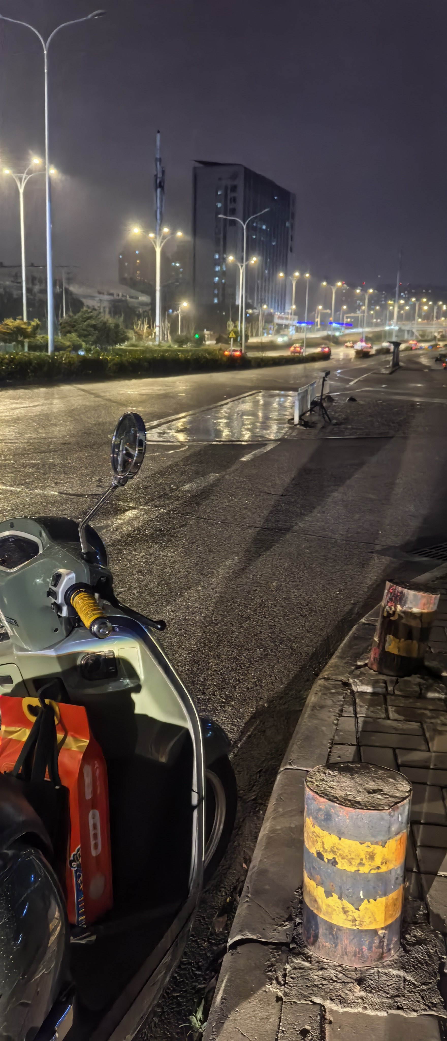 这就很尴尬了骑车骑到一半 下暴雨了 合肥