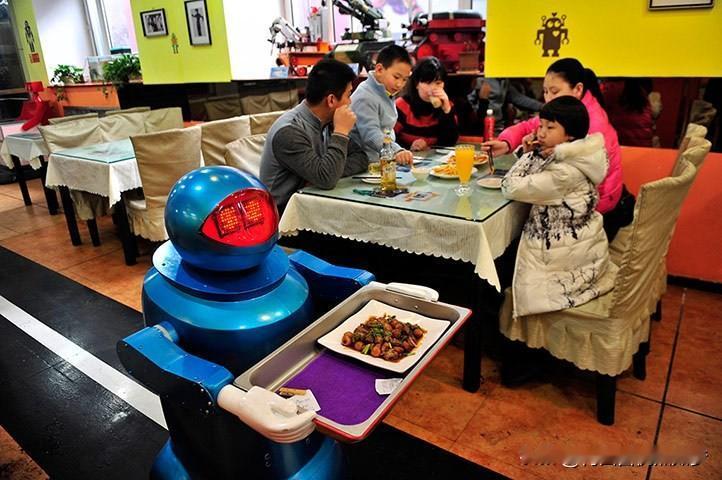 ​清华大学的柳冠中教授的一番话，令人沉思。
饭店里的机器人，炒着菜，帮客人端盘子