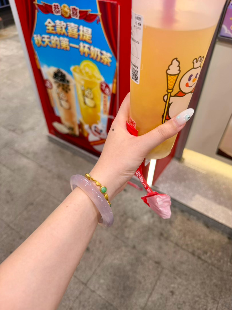 500的镯子 灯光下这样看还不错吧 灯光不够亮的时候 像一圈热熔胶