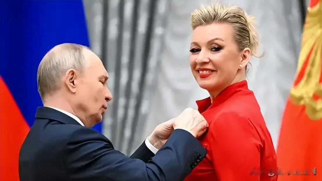 扎哈罗娃50岁生日之际，普京向她授勋，表彰其在俄罗斯外交领域工作10年的突出贡献