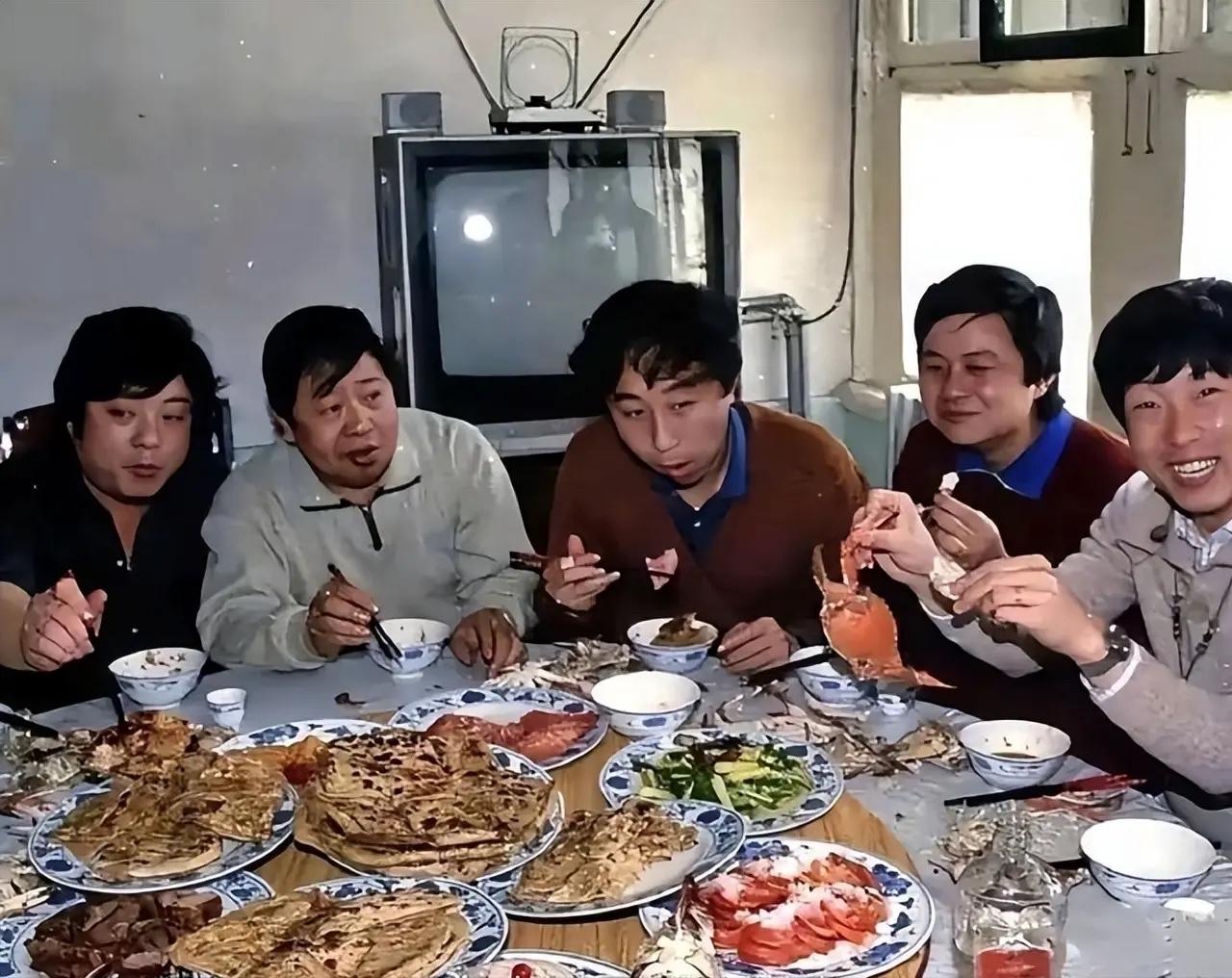 年轻时候冯巩聚餐，这顿菜在当时什么条件水平