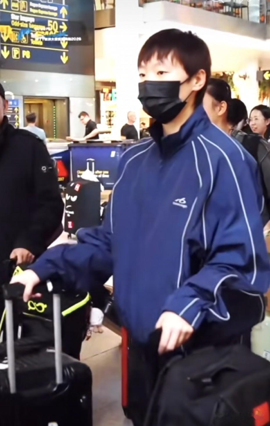 国乒已经顺利抵达瑞典。
国乒到了瑞典后，有工作人员去接机，看到王曼昱和徐奕走在一
