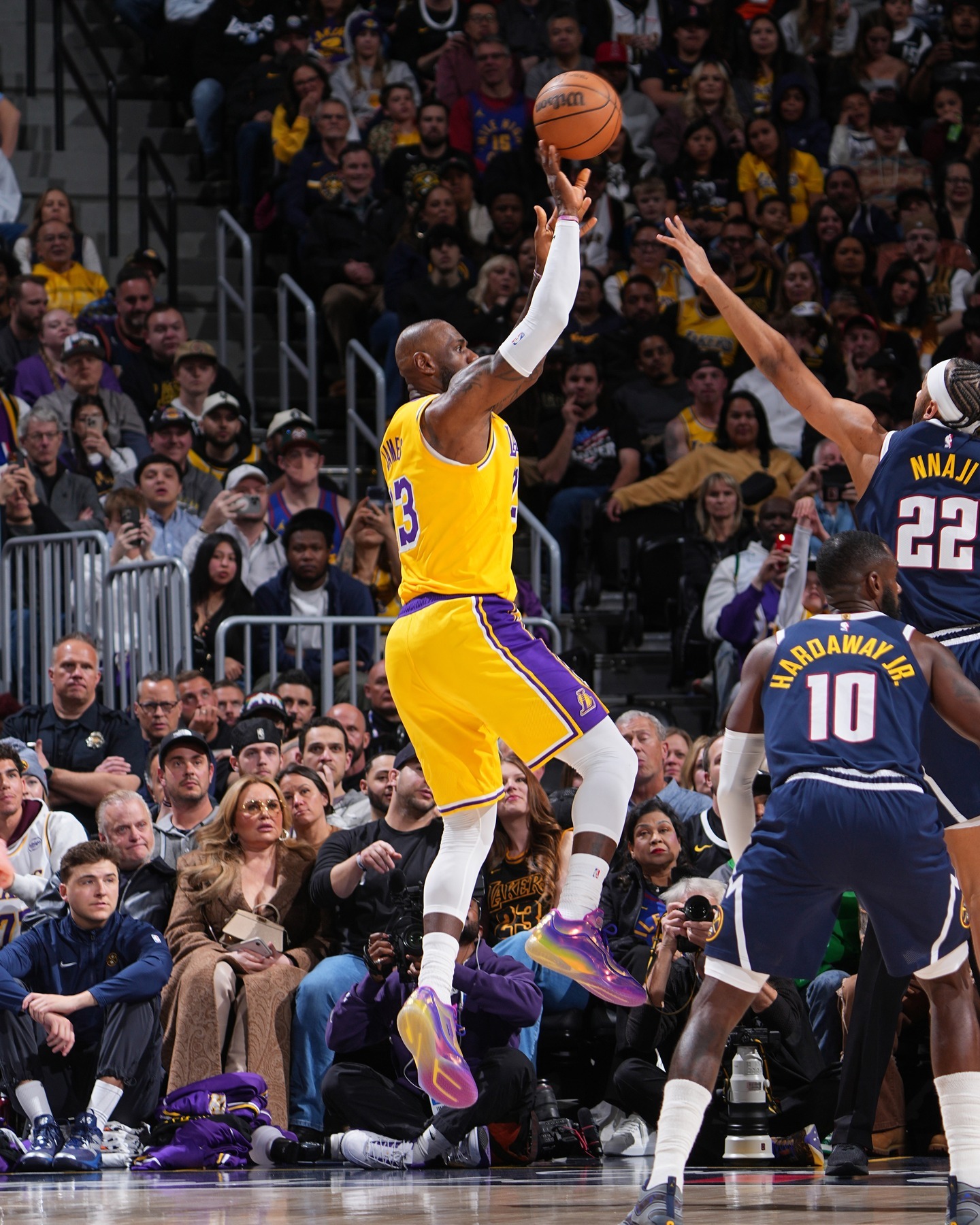 又是经典的后仰跳投，逆境看老詹啊詹姆斯生涯进球数历史第一