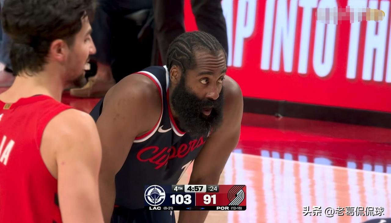 快船超级球星哈登真是太会碰瓷了！在今天快船客场以119：103击败开拓者的比赛中