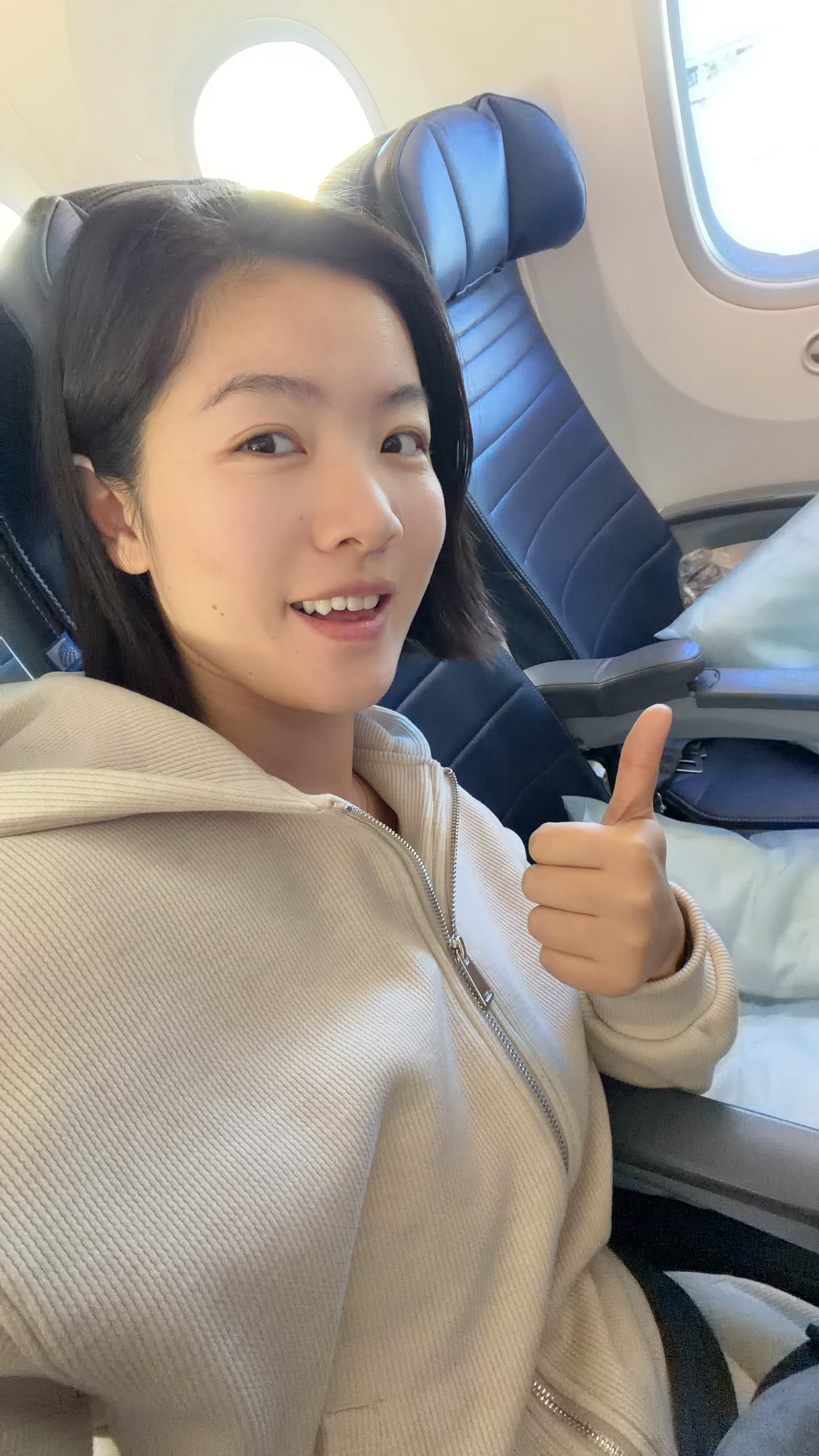 喝杯热水都要钱的地方，溜了溜了~飞12个小时回去咯，坏消息是又升不了舱了，好消息