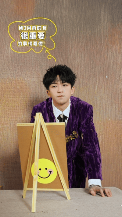 黄子弘凡好搞笑，正在挤酱料呢 突然听到旁边有人说八卦，眼睛滴溜转想听谈话，这个反