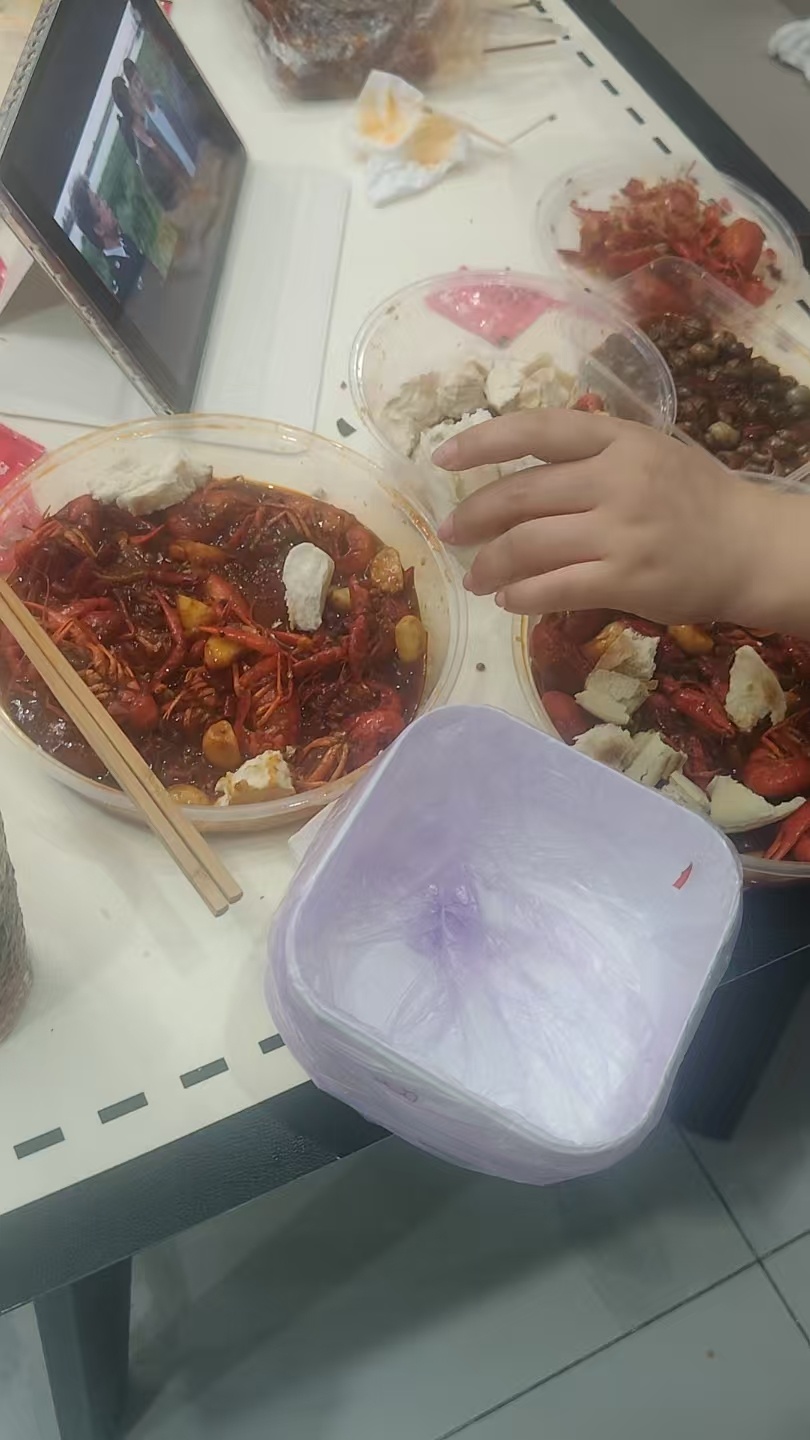 好闺蜜就是这样的，我在郁闷发疯，她在吃喝玩乐！！分享某人气人日常 