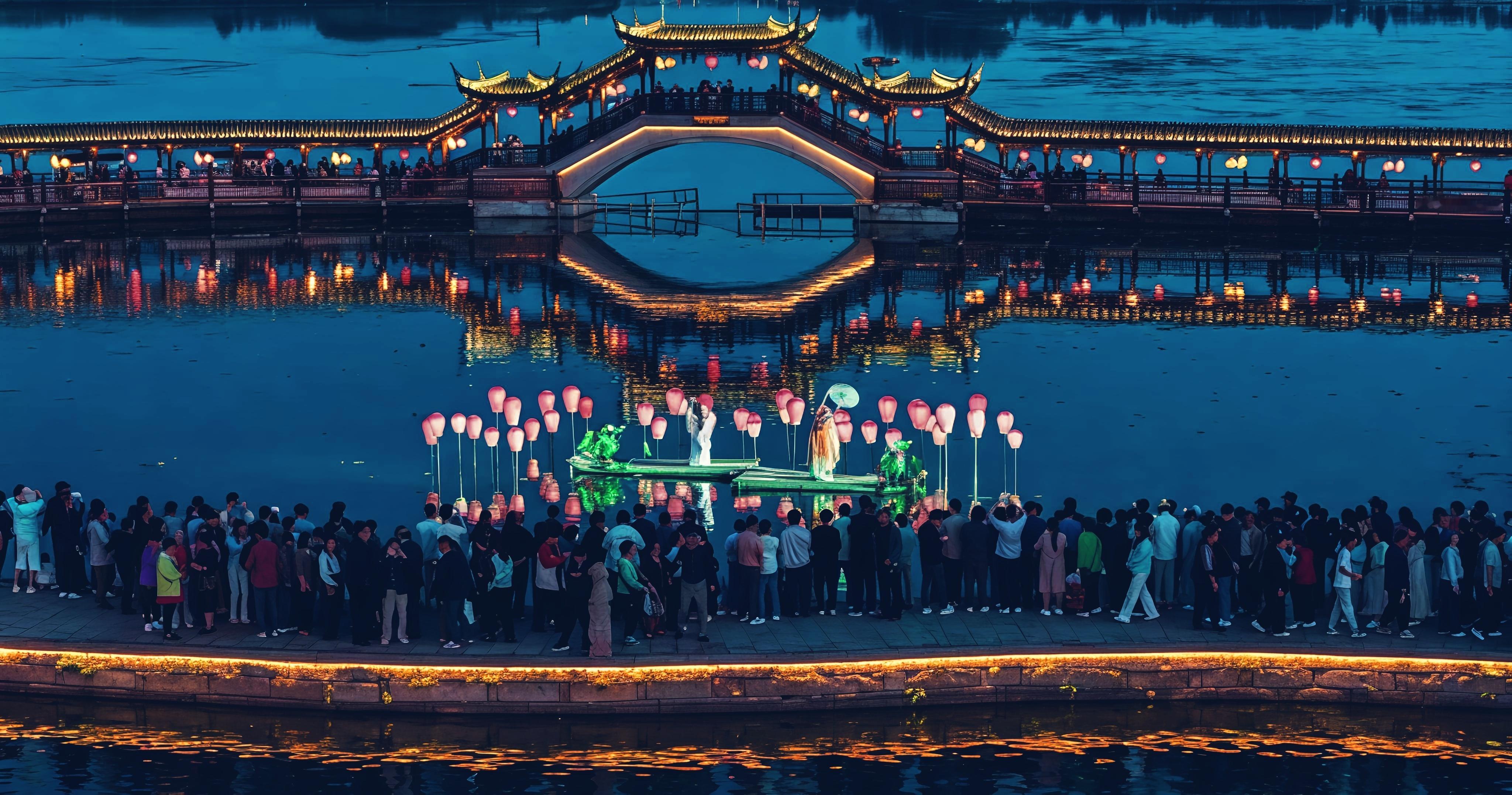 春夜捻亮月光，酢浆草合掌收集水露，喂养失眠的萤火。我们看完彩灯，听檐边风铎微鸣，