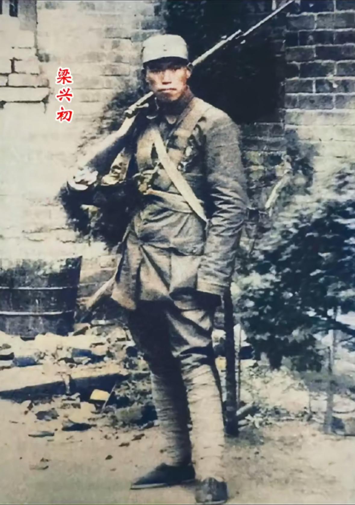 这张照片是他即将率部参加平型关伏击战时拍摄的。照片中的他肩扛步枪，眼带杀气，身高