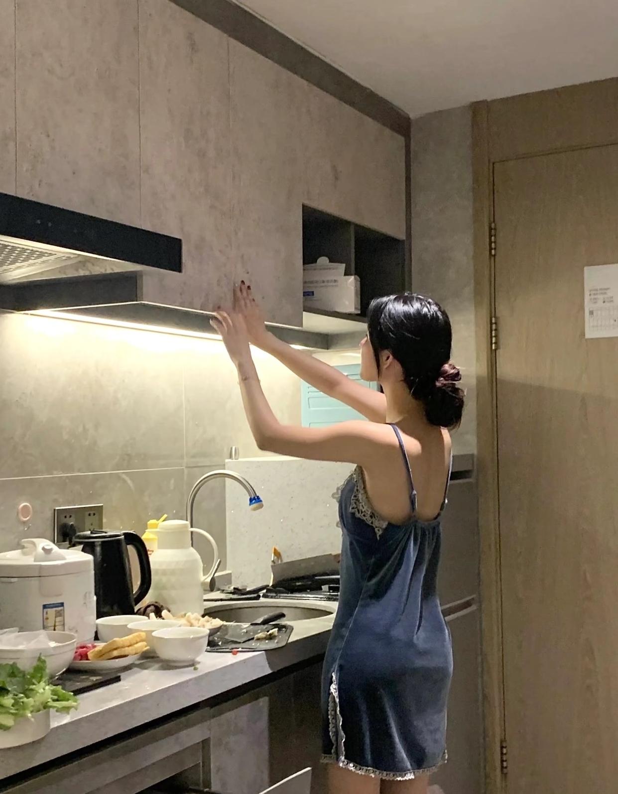 再见容易再见难
一句“再见”说出口不过几秒，
转身时却耗光了所有勇气。
原以为只