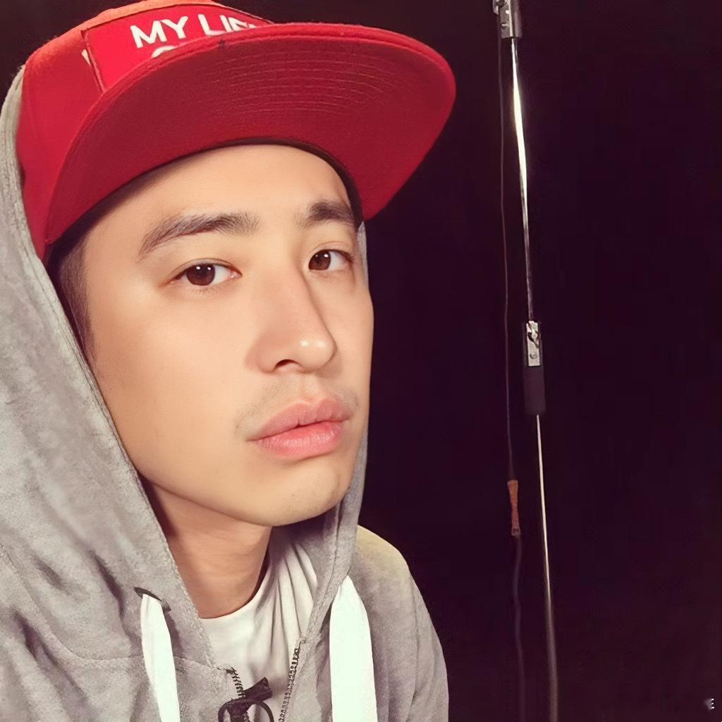 潘玮柏20年前的衣服还能穿 韩式的打扮与街头的风格，每一次尝试都让人耳目一新。潘