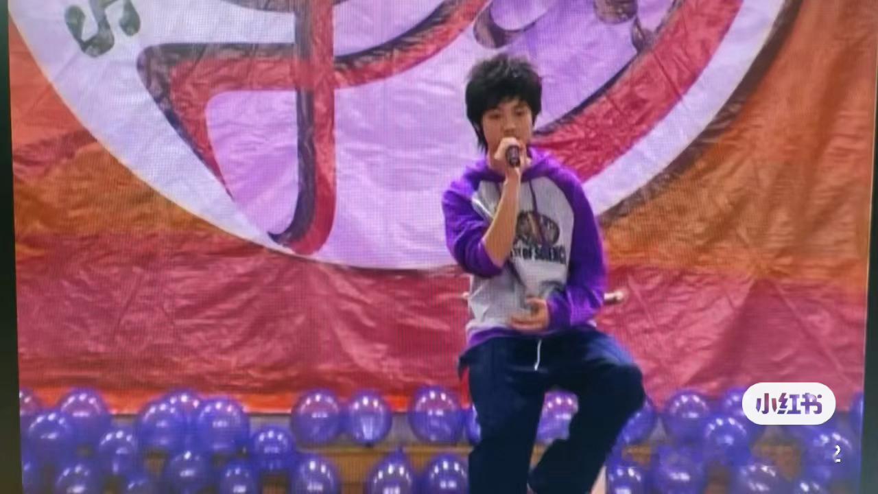 会动的小鹿学长🥹（所以唱歌时的小动作一直没变呢🙈 鹿晗