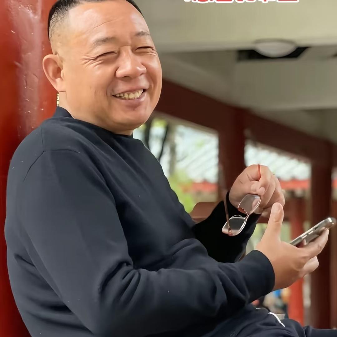 直播的时候，有人问于东来
花65亿盖的房子准备卖多少钱？
于东来仔细想了一下，脱