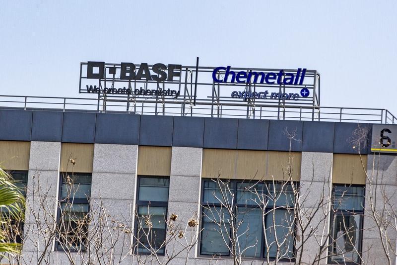 中德经贸合作项目可不少。在汽车领域，宝马、大众等德国车企在中国投资建厂，像大众在