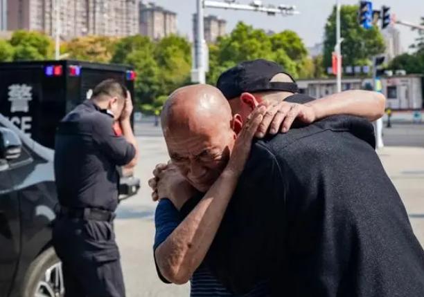 “这位拾荒老人火了！”2024年9月，江西新余市一位拾荒老人捡到560多元交给警