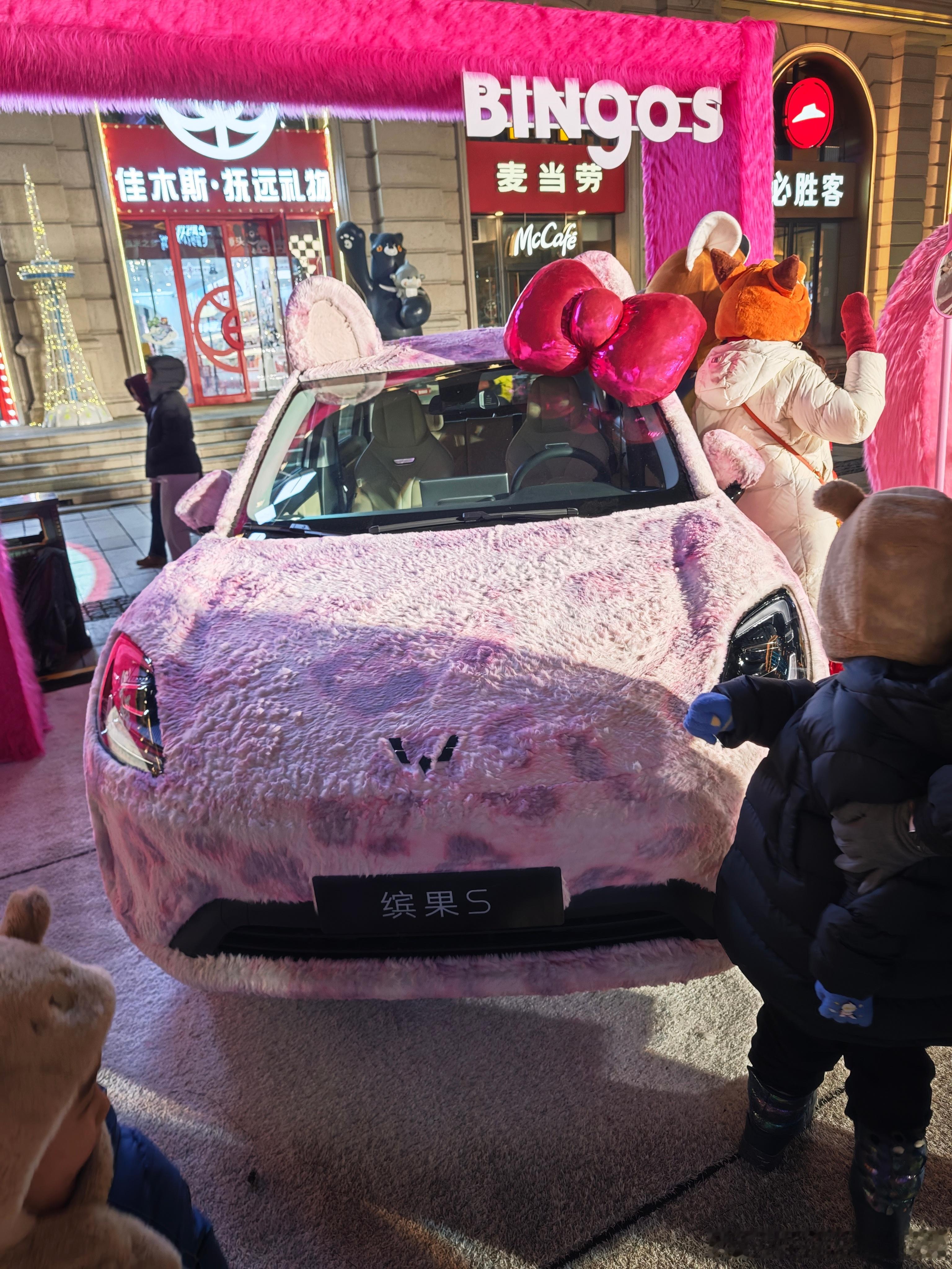 爱一个人，就该拿出真心好好去爱，这是感情里最朴素也最珍贵的准则。爱从不是一时兴起