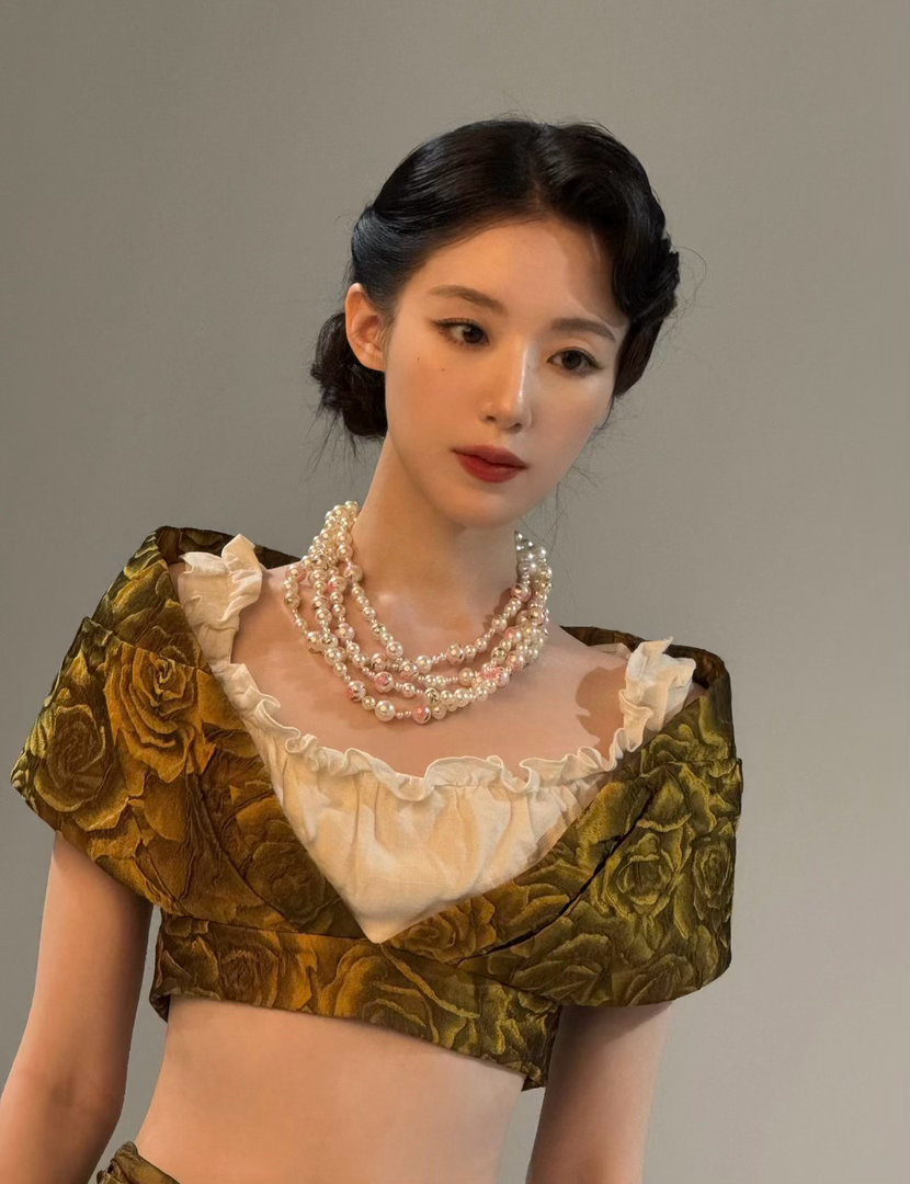 睡前刷到的图，这不去演女一都可惜了。 