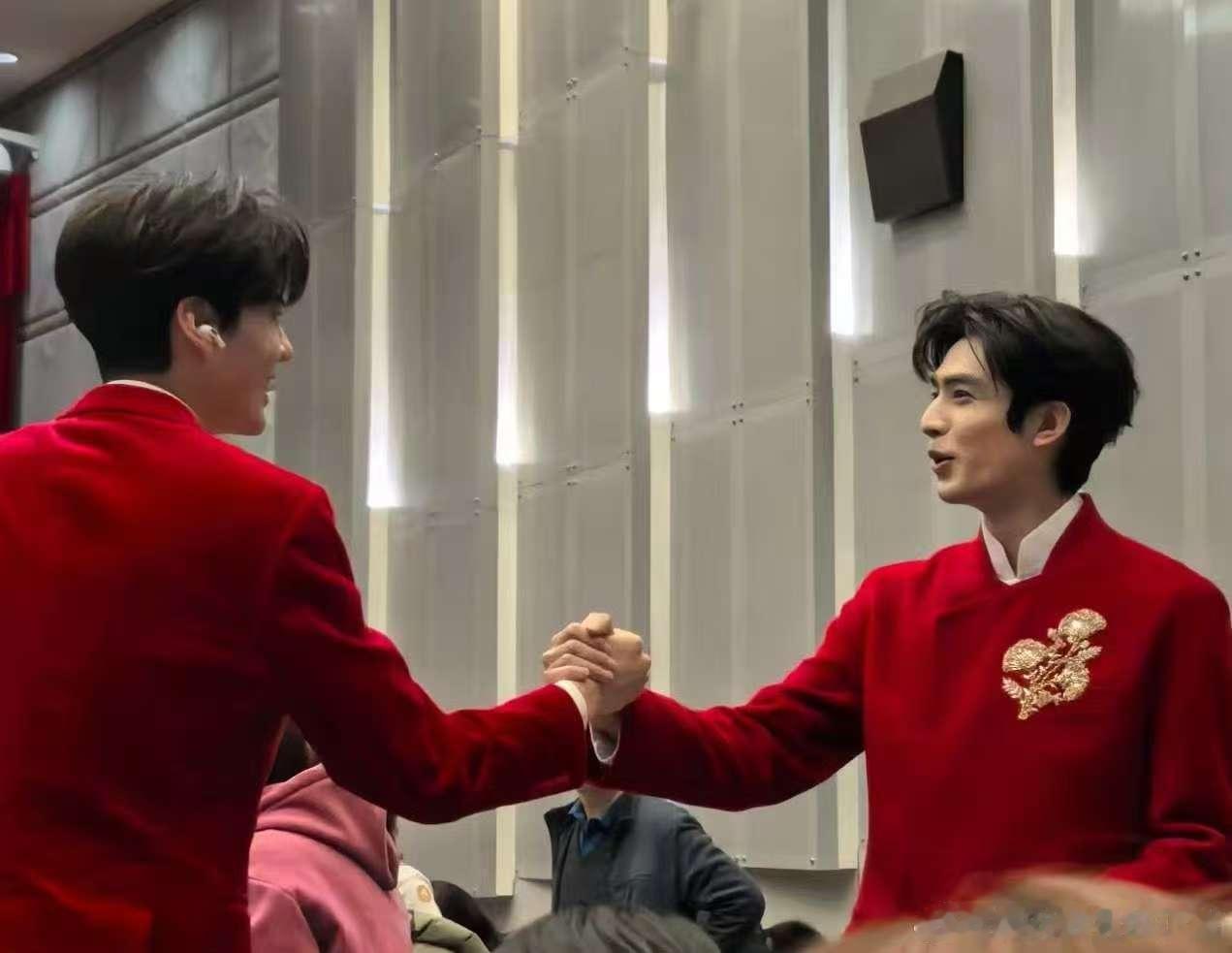 宋威龙毕雯珺握手宋威龙毕雯珺春晚造型宋威龙毕雯珺春晚造型 完全大饱眼福 