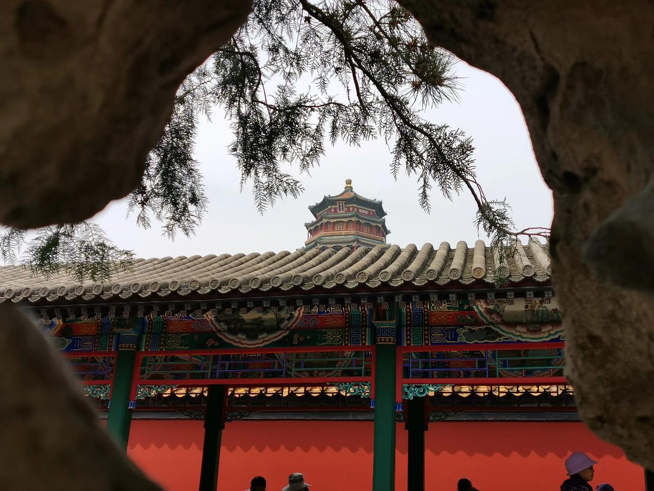 发一张你手机里的风景照片透过石洞，给佛香阁拍照。
