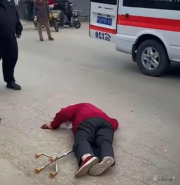 杭州62岁阿姨摔倒躺在路边25分钟，路人不敢上前搀扶，救护车接进急诊，她一口咬定
