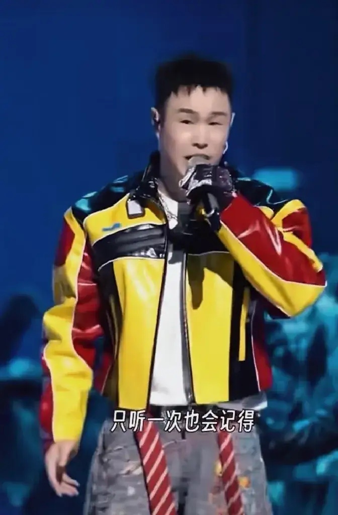 小沈阳这个人，不能仔细深究。因为仔细一看就会发现，他这张笑脸背后，咽下去的事太多