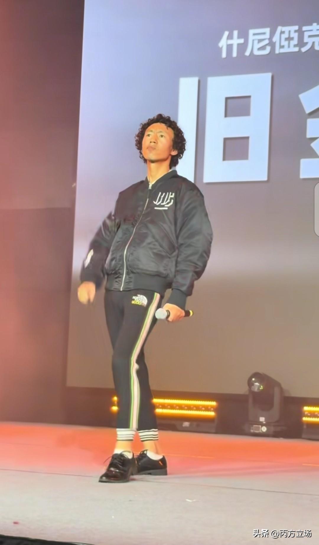 音乐人庞麦郎舞台上那股劲儿，真不是装的。非常自信，霸气外漏。也许是搞摇滚乐的原因