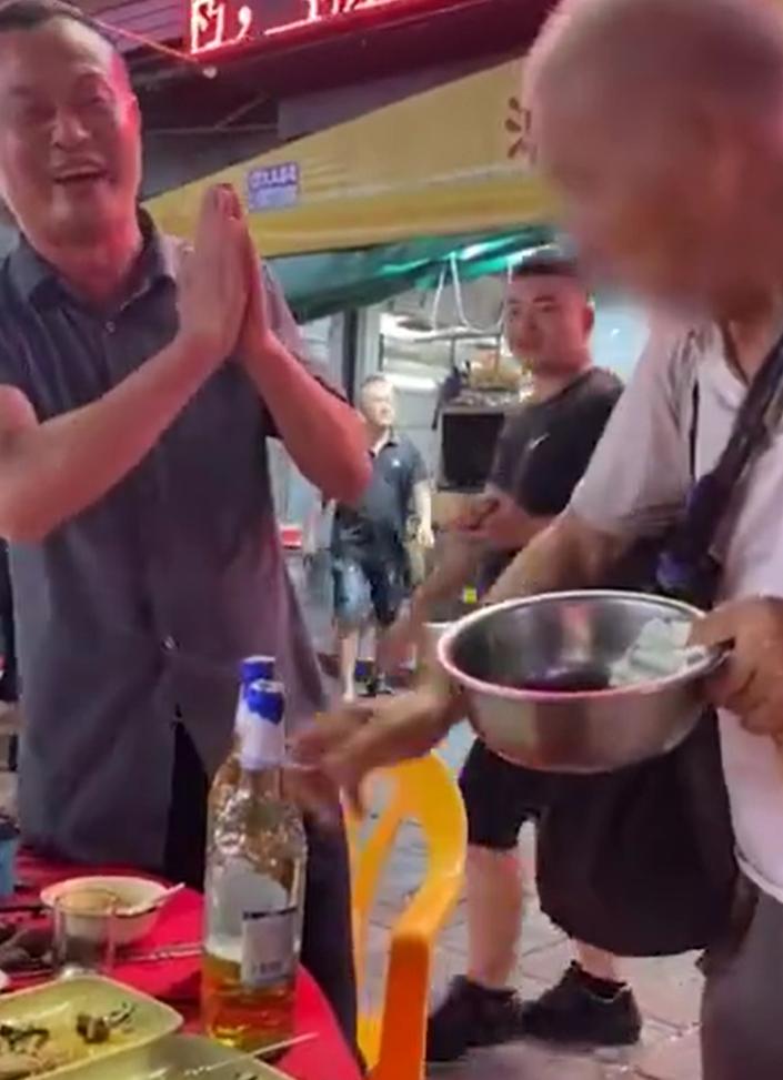 【，当事人：出门在外谁都不容易】7月9日，广东中山。一男子在外用餐遇老人乞讨，由
