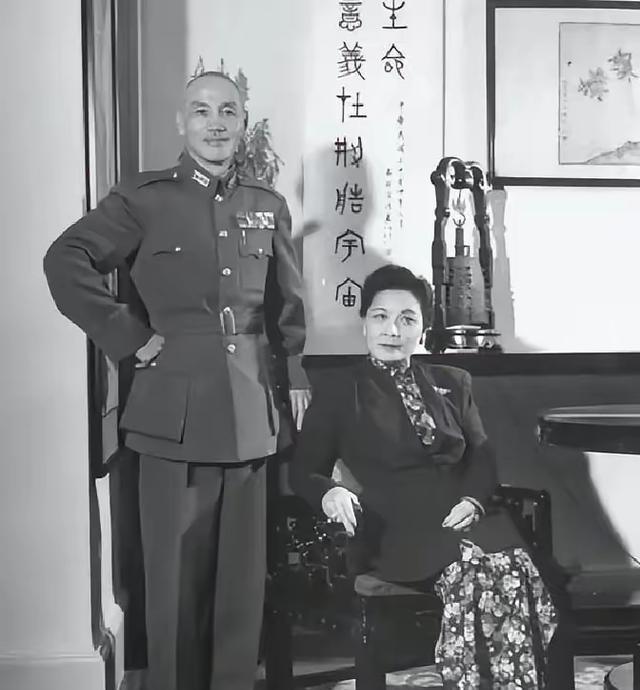 1949年初，蒋介石得知傅作义起义已成定局，这时他为了减少损失决定派飞机到北平接