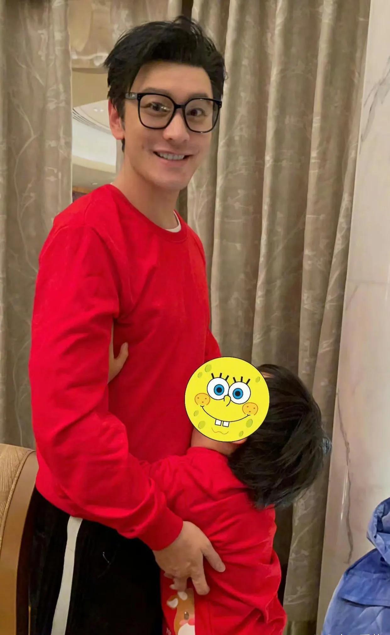 黄晓明晒与儿子小海绵的合影，父子俩穿着红色亲子装，画面温馨，喜气洋洋！满屏父爱，