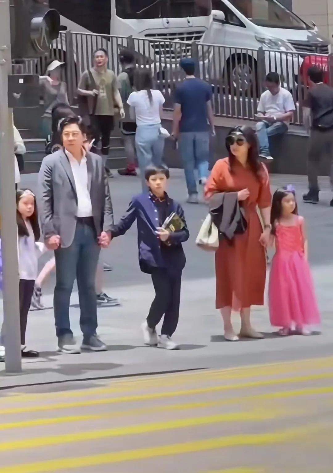 一家五口素颜在香港像普通人一样上街，居然没有保镖，一点没有豪门架子，佩服郭晶晶！