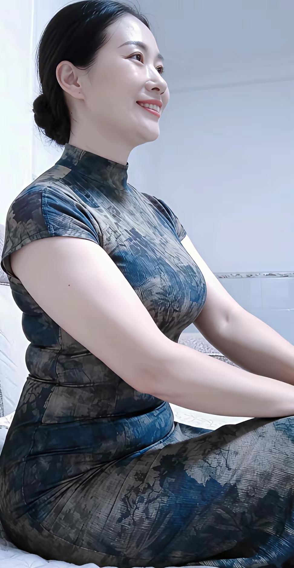 旗袍佳人
旗袍着处韵流芳，
浅笑盈盈意未央。
优雅风姿添魅力，
宛如仙影映华光。