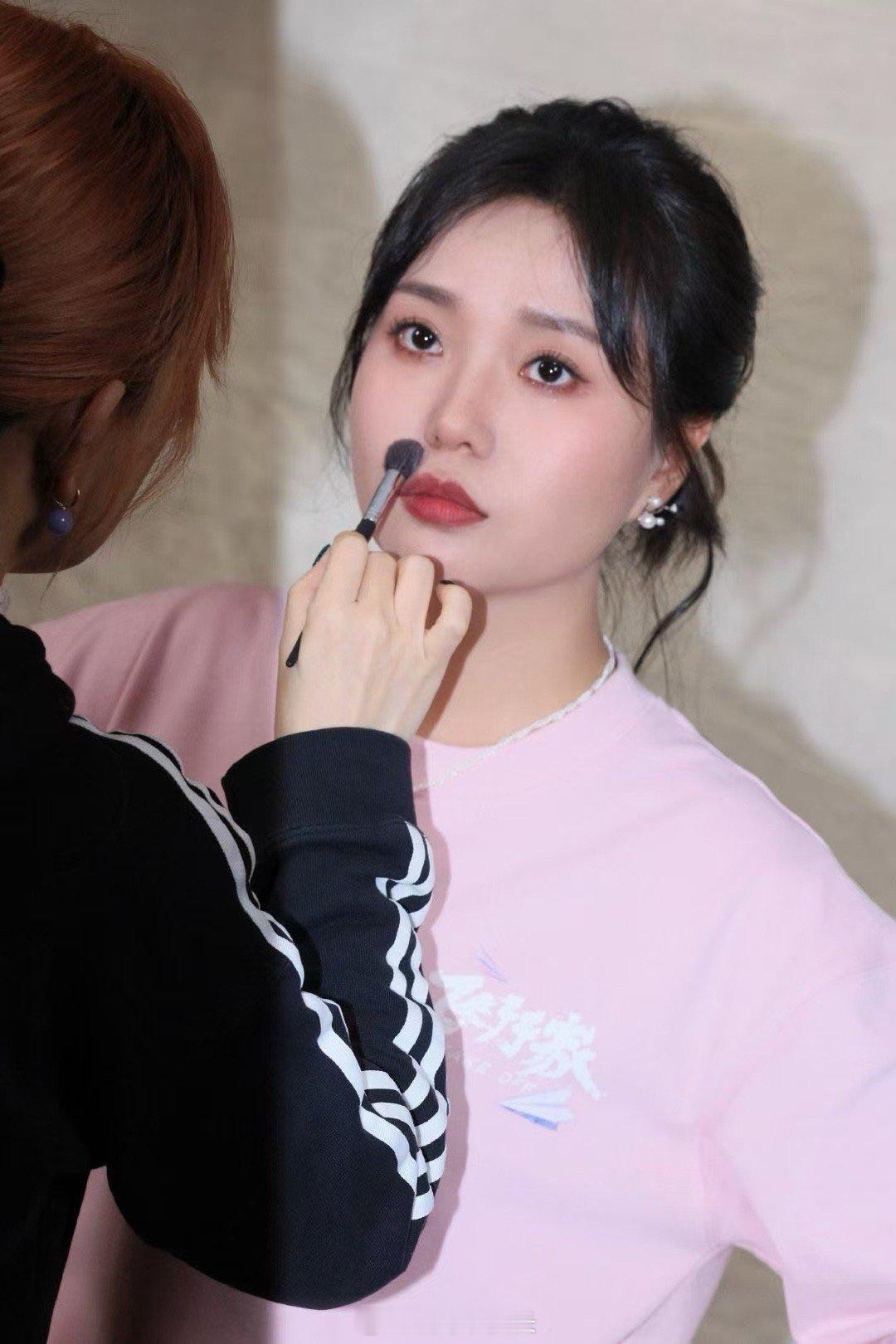 李雪琴把高雅风演活了 她把角色的“土气”演出了高级感。高雅风的魅力不在妆容精致，