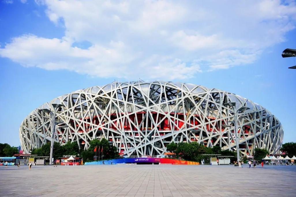 每年维护费七八千万，当年不少外媒拿雅典废弃场馆来类比，断言鸟巢撑不过几年。

十