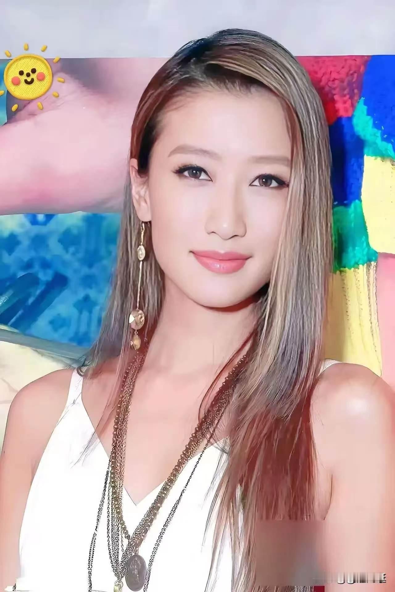 谢婷婷长久定居在加拿大，隔着辽阔的太平洋，突然收到了父亲离世的消息。她抓紧订好机