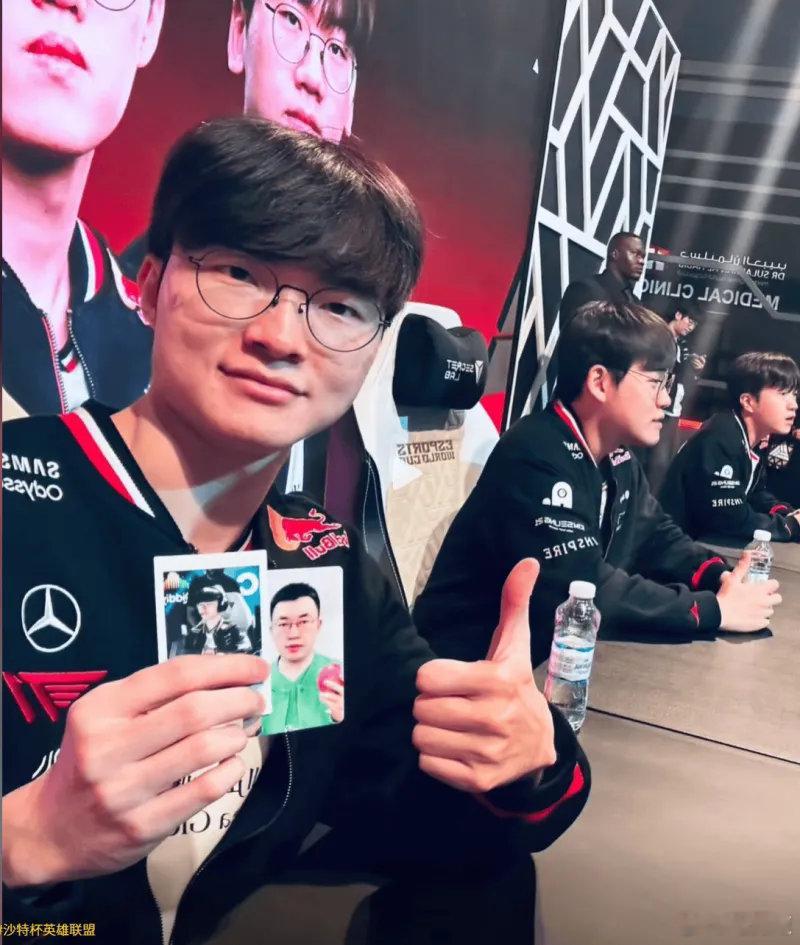 沙特杯faker与小虎合影，希望能在S赛相见飞，他还在惦记那个男人2025LPL