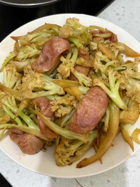 花菜炒猪肉肠，荤素搭配，三碗白米饭打底🍚