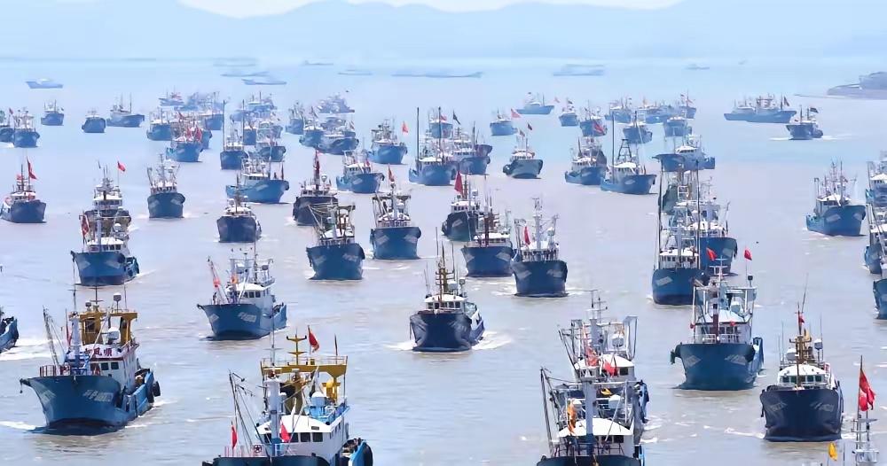 真是活久见！就在这几天，东海海面上突然冒出了一道钢铁长城，把美日两国的监控卫星都