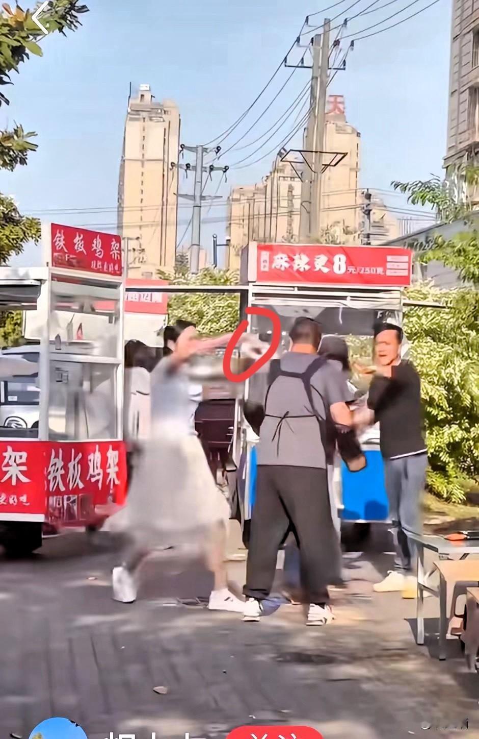 前段时间当众被人肆意欺负，
还遭到极端方式羞辱的那位大哥，
最终选择私下和解的结