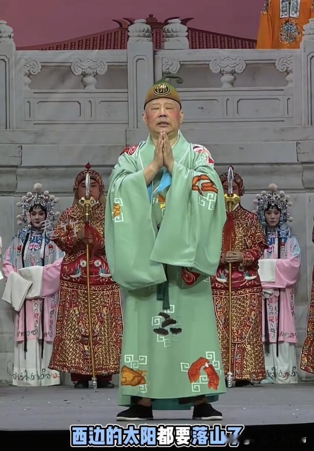 红色经典岂容肆意调侃！郭德纲篡改红歌遭立案调查。
       
       