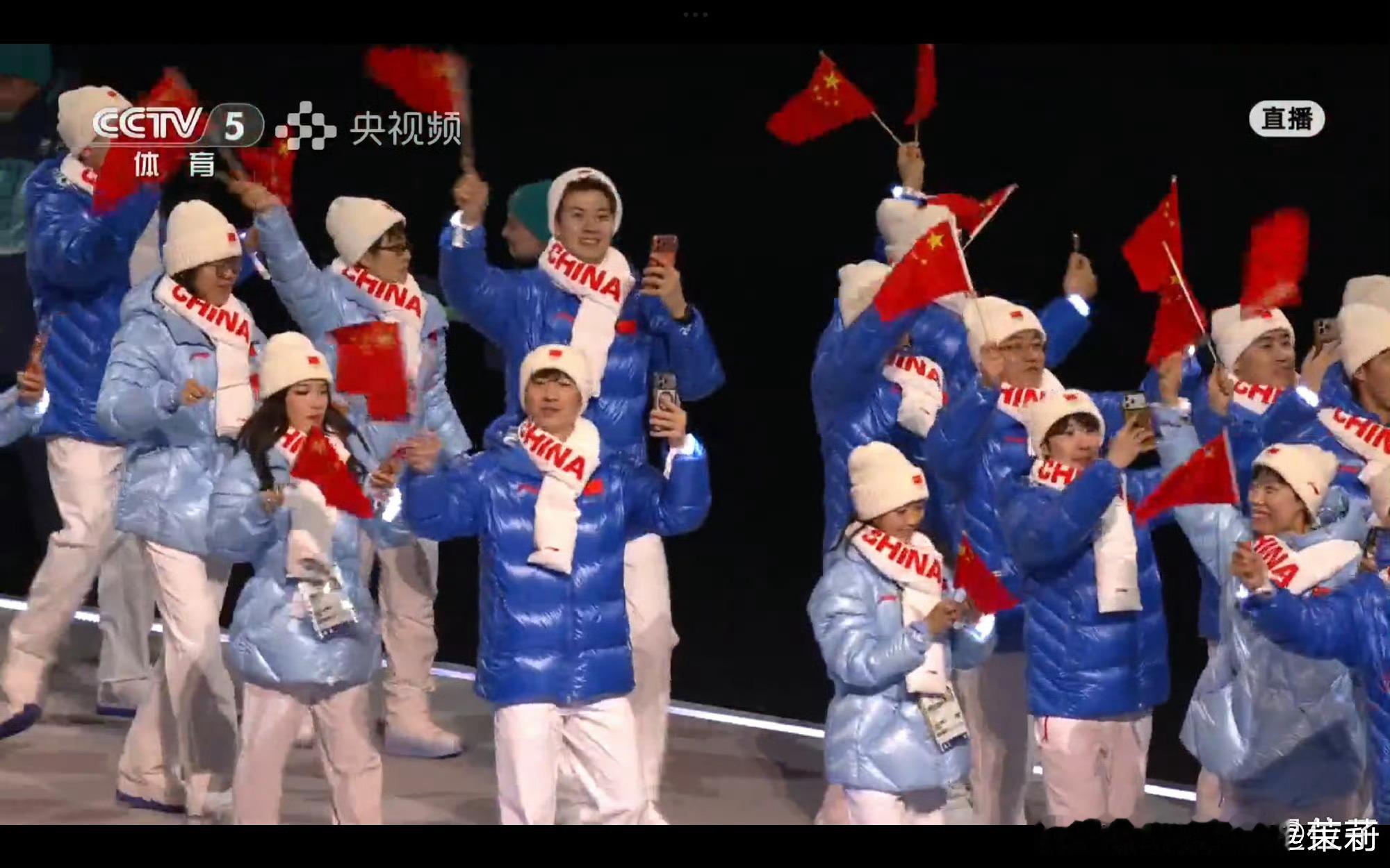 米兰冬奥会开幕式 中国队蓝羽绒服 好看我觉得冷帽和围巾好看 