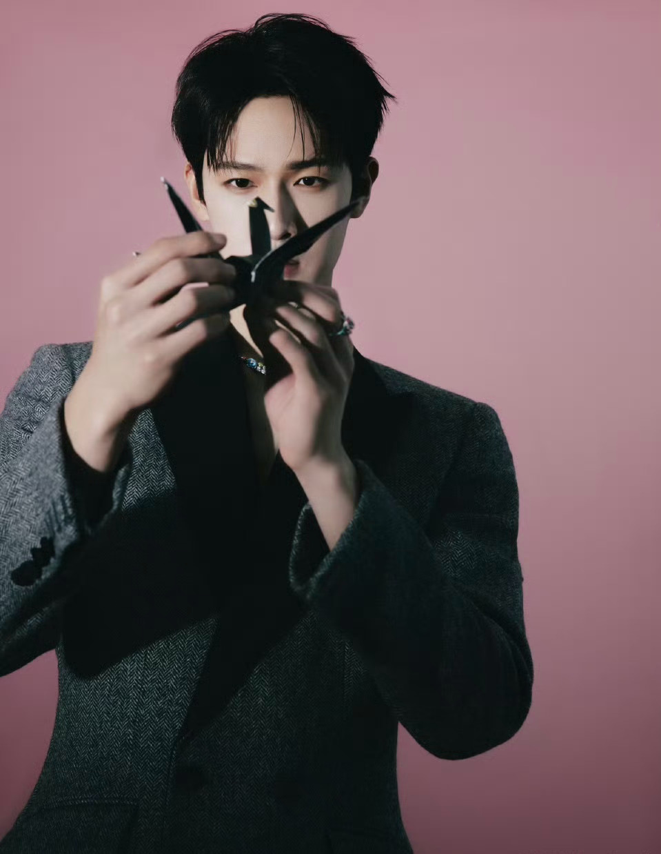 李昀锐 今日DIOR活动，深V真空的灰色西装，恰好的配饰点缀，清俊有型中透着少年