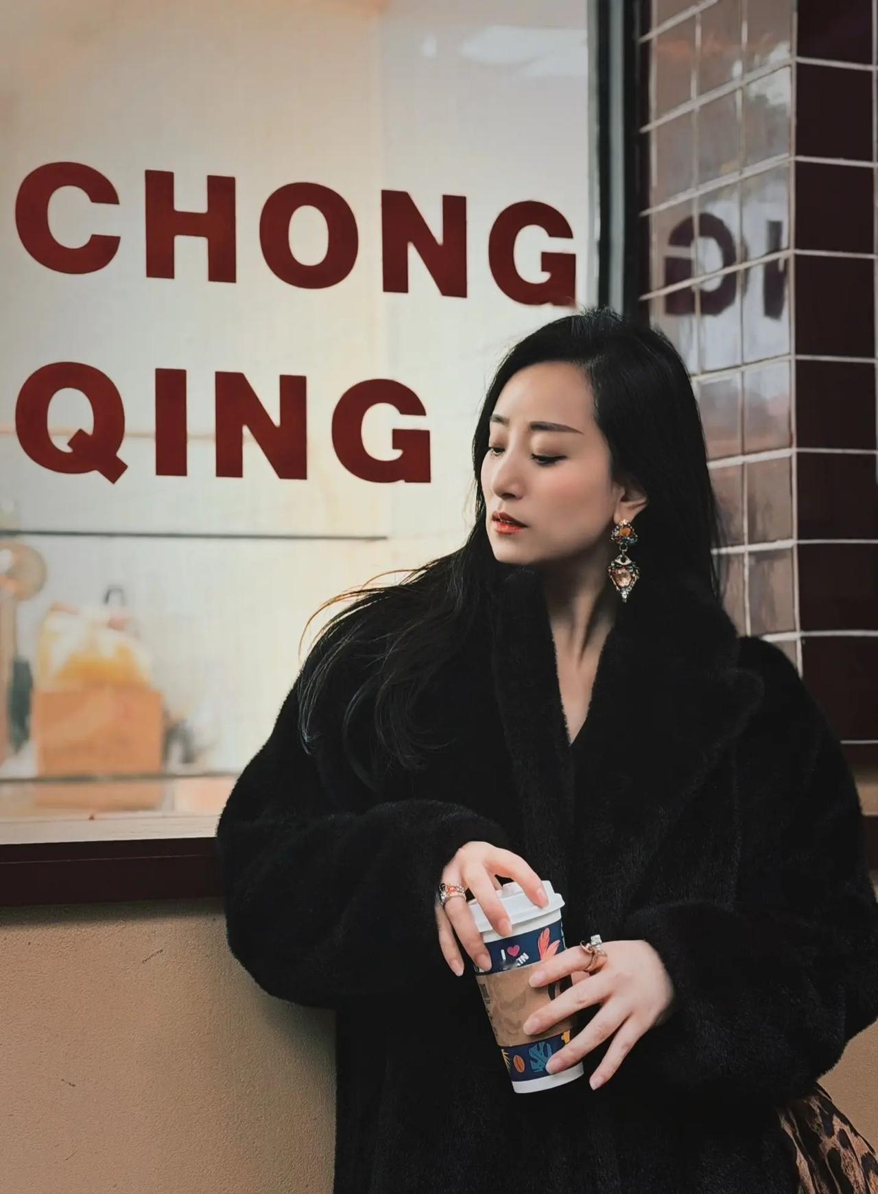 这套穿搭是贵气性感的黑调复古名媛风，把奢华质感和成熟魅力融合得很惊艳。黑色毛绒长