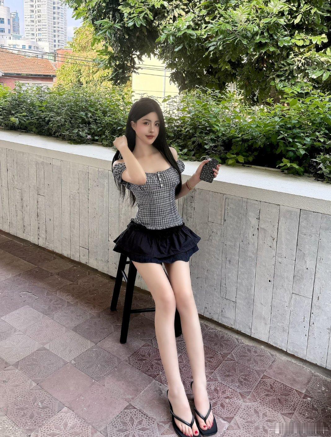 很多人并没有注意到这种情况，因为寒武纪节前的涨停，以及假期港股半导体芯片股票的上