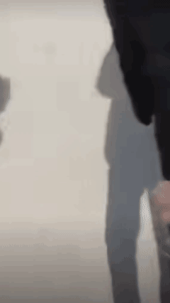 以色列和美国打击伊朗后，网络上出现伊朗年轻人庆祝导弹轰炸的画面，有学生在喊着：“