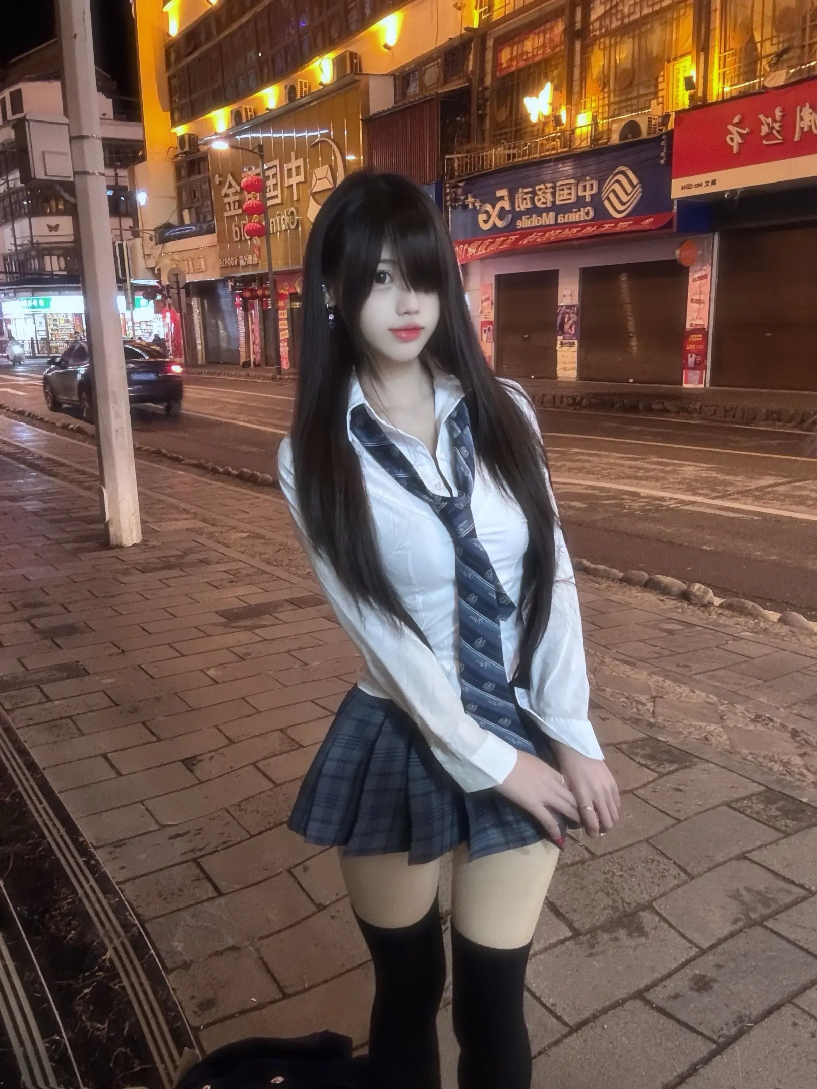 我恍惚 原来喜欢一个人是这样的感觉 就连难过也事心甘情愿