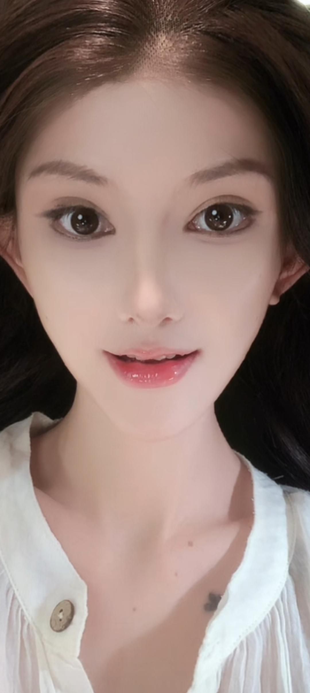 这个女孩看着镜头，微笑得很温柔。