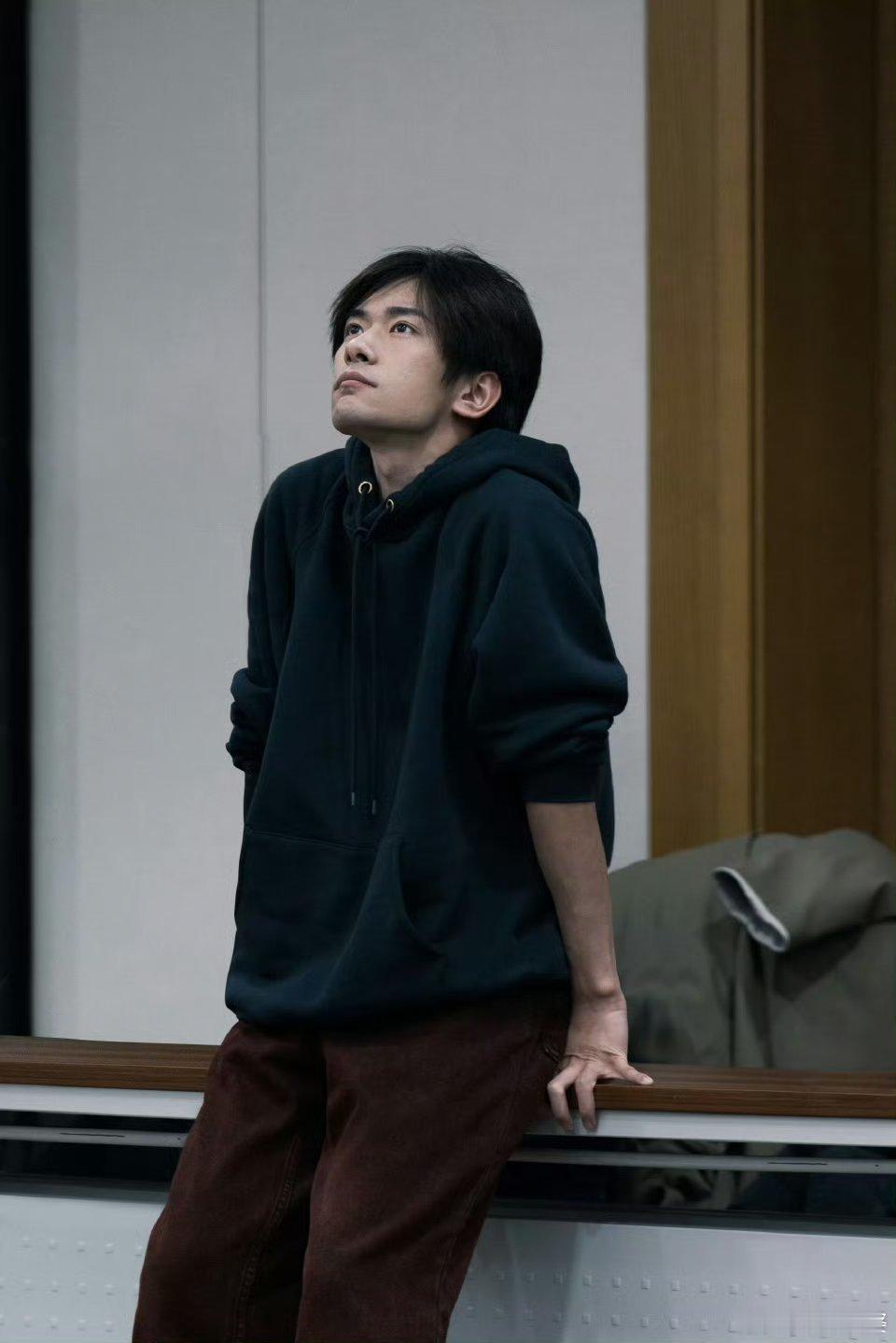 哇塞!易烊千玺春晚舞台《智造未来》排练花絮曝光😍 素素的他简直帅到没朋友，每一